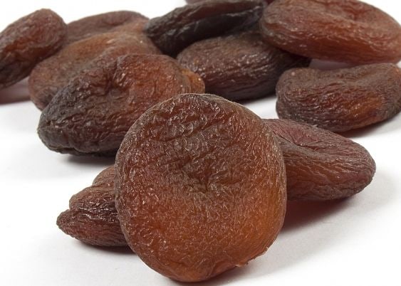 Mutfak boy küçük doğal gün kurusu kayısılar, koyu karamel tonunda